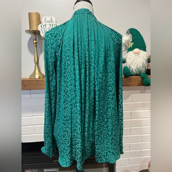 Nice blouse! - Picture 2 of 8